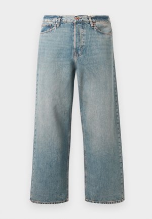 Jeans a vita alta, di colore blu chiaro, con gambe larghe, chiusura frontale con bottone e zip, cinque tasche e dettagli sbiaditi sul tessuto.