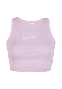 Lilla ribbet crop top med rund hals. Har hvite signaturdetaljer i kursiv font over brystet. Glatt tekstur og tettsittende design.