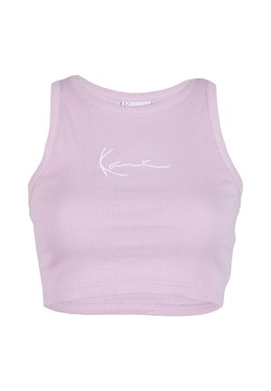 Lila geripptes Cropped-Top mit rundem Ausschnitt. Features weiße Signaturdetails in einer kursiven Schriftart auf der Vorderseite. Glatte Textur und figurschmeichelnder Schnitt.