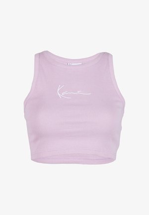 Lila geribbelde crop top met een ronde halslijn. Voorzien van witte handtekeningdetails in cursieve schrift op de voorkant. Glad textuur en aansluitend ontwerp.
