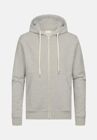 Felpa grigia con zip realizzata in tessuto morbido, caratterizzata da un cappuccio con coulisse, due tasche frontali e polsini a coste. Design elegante e minimal.