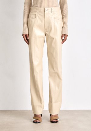 Pantaloni in pelle color crema con vita alta, dotati di tasche frontali e una linea dritta. Texture liscia con un leggero lucido.