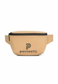 Beige heupzak met een gladde textuur, zwarte rits en gedurfde "pactastic" logo op de voorkant. Verstelbare band voor een veilige pasvorm.