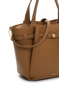Brązowa skórzana torba typu tote o teksturowanym wykończeniu, wyposażona w podwójne uchwyty, złote akcenty metalowe oraz usztywnioną konstrukcję z bocznymi kieszeniami.