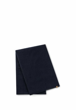 Mørkeblå foldet uldenshal med lille beige mærke i det ene hjørne mod hvid baggrund.