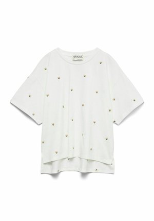 Hvid oversized T-shirt lavet af blødt stof, med små guld bjørneillustrationer jævnt fordelt over forsiden. Korte ærmer og afslappet pasform.