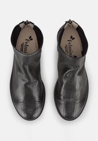 Botas negras hasta el tobillo hechas de cuero perforado, con cierre de cremallera, textura suave y diseño de punta redondeada.