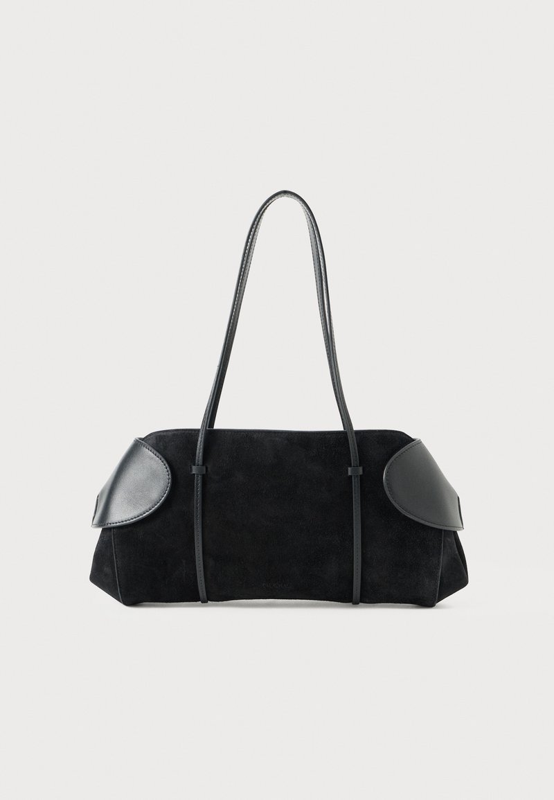 Sac à main noir en daim avec des accents en cuir lisse. Il présente une forme arrondie, des textures contrastées et de longues bandoulières.