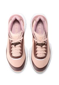 Světle růžové sportovní tenisky s texturovaným síťovaným svrškem a hnědými akcenty, s kulatou špičkou, bílou podrážkou a šněrováním.