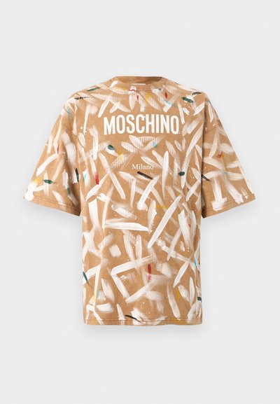 Κοντομάνικο t-shirt Moschino Milano σε ταμπά χρώμα με αφηρημένα σχέδια από πινελιές λευκού, κίτρινου, κόκκινου, μπλε, πράσινου και μαύρου.