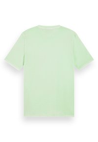 Camiseta de algodón verde claro con mangas cortas, escote redondo y un diseño simple, sin adornos. Textura suave y lisa.