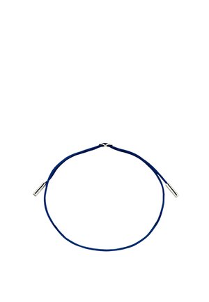 Blåt justerbart snøres armbånd med sølv metalender og en lille sølvforbindelse øverst, vist på en hvid baggrund.