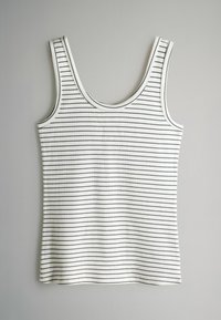Stribet tanktop lavet af let stof med smalle marineblå striber på en hvid baggrund. Rund halsudskæring og ærmeløs design.