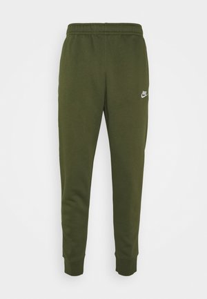 Oliwkowe dresowe spodnie Nike z elastycznym pasem, ściągaczami przy kostkach oraz małym białym logo Nike na górnej lewej części uda.