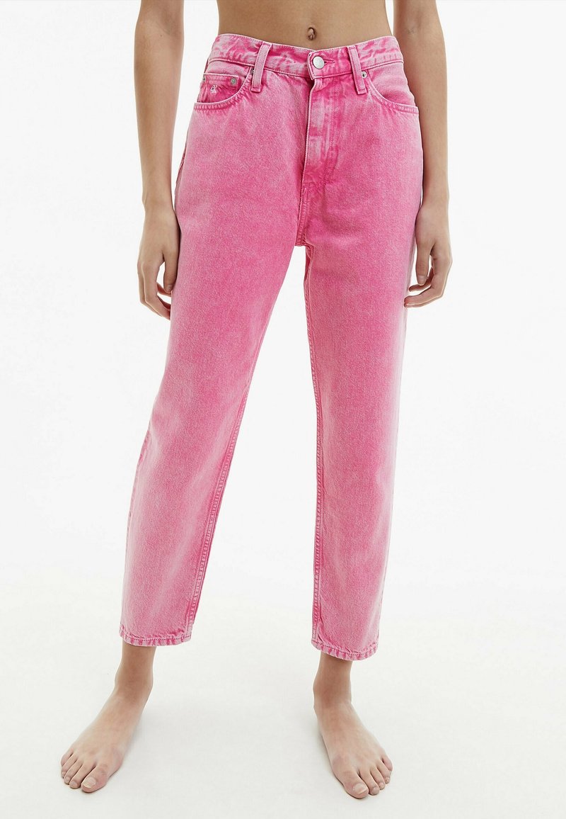 Jeans de mezclilla de tiro alto en color rosa, con un corte relajado, que presentan un cierre de botón, bolsillos frontales y una textura desvanecida.