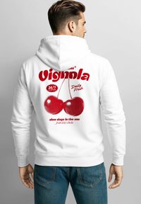 Weißer Hoodie mit einem großen roten Grafikdesign von zwei Kirschen, Textelementen "Vignola", "Daily Fresh" und „langsame Tage in der Sonne“. Der Stoff scheint weich zu sein.