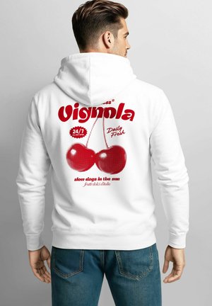 Weißer Hoodie mit einem großen roten Grafikdesign von zwei Kirschen, Textelementen "Vignola", "Daily Fresh" und „langsame Tage in der Sonne“. Der Stoff scheint weich zu sein.