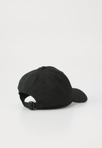 Sort bomulds-baseballkasket med en buet skygge, justerbart bagbånd og ventilationshuller langs siderne. Glat tekstur.
