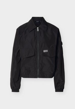 Μαύρο ελαφρύ μπουφάν με φερμουάρ, φαρδύ γιακά, δύο εμπρόσθιες τσέπες με καπάκι, ελαστικά μανίκια και μικρό λογότυπο μάρκας στην δεξιά τσέπη.