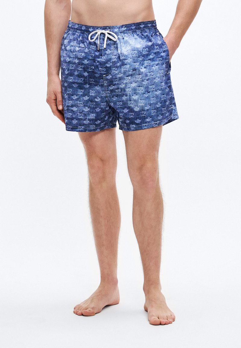 Marineblaue Badehose mit verblasstem Denim-Muster, elastischem Bund, weißem Kordelzug und Seitentaschen. Leichtes Material, geeignet für Wasseraktivitäten.