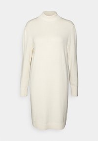 Robe pull tricotée couleur crème avec manches longues, poignets côtelés, ourlet et col montant sur un fond uni.