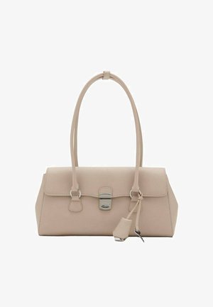 Beige leren handtas met een gestructureerde rechthoekige vorm, een veilige metalen sluiting en twee lange handvatten. Textuur oppervlak met minimale accenten.