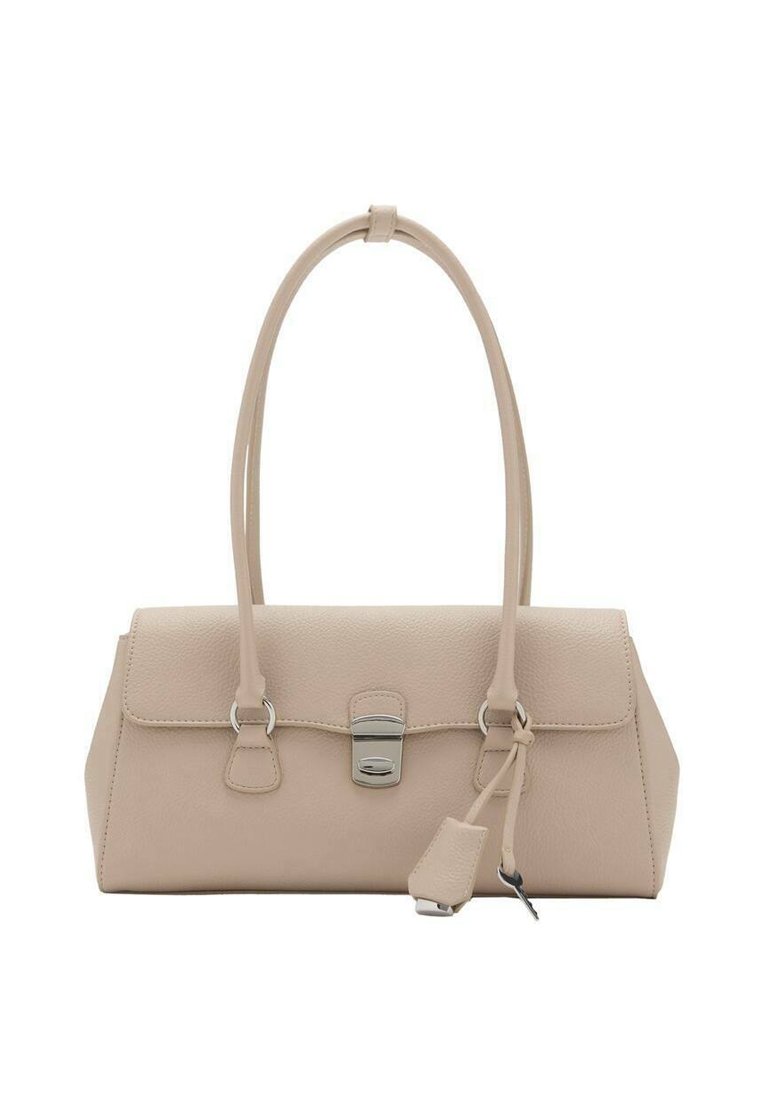 Beige leren handtas met een gestructureerde rechthoekige vorm, een veilige metalen sluiting en twee lange handvatten. Textuur oppervlak met minimale accenten.