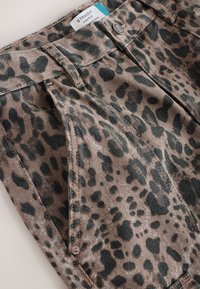 REGULAR FIT - STRAIGHT - Dailidės stiliaus džinsai - leopard
