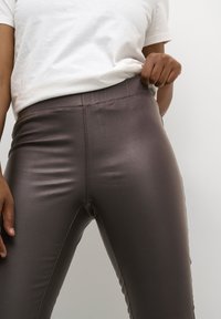 Kaffe BPABELA SLIM FIT ELASTIC WAIST - Legging - brown black leo print