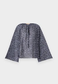 Blouse noire ample avec petit motif floral bleu clair, manches larges évasées et encolure froncée avec nouette devant.