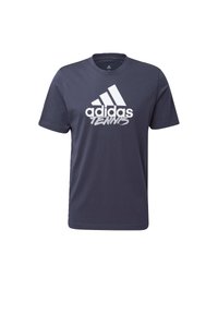 Námořnická modrá tričko s krátkým rukávem vyrobené z bavlny, s velkým bílým logem Adidas a slovem "Tennis" v stylizovaném písmu.