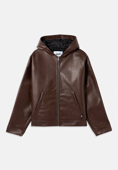 Brun faux læder zip-hoodie med frontlommer og sort indvendig for, vises fladt på en hvid baggrund.