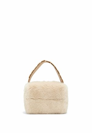 Borsa a tracolla in pelliccia sintetica beige con forma rettangolare. Presenta una superficie liscia e texture e un manico solido e curvo con accenti.