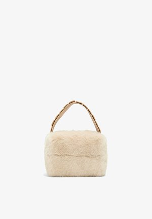 Bolso de mano de piel sintética color beige con forma rectangular. Cuenta con una superficie suave y texturizada, y un asa sólida y curvada con detalles.