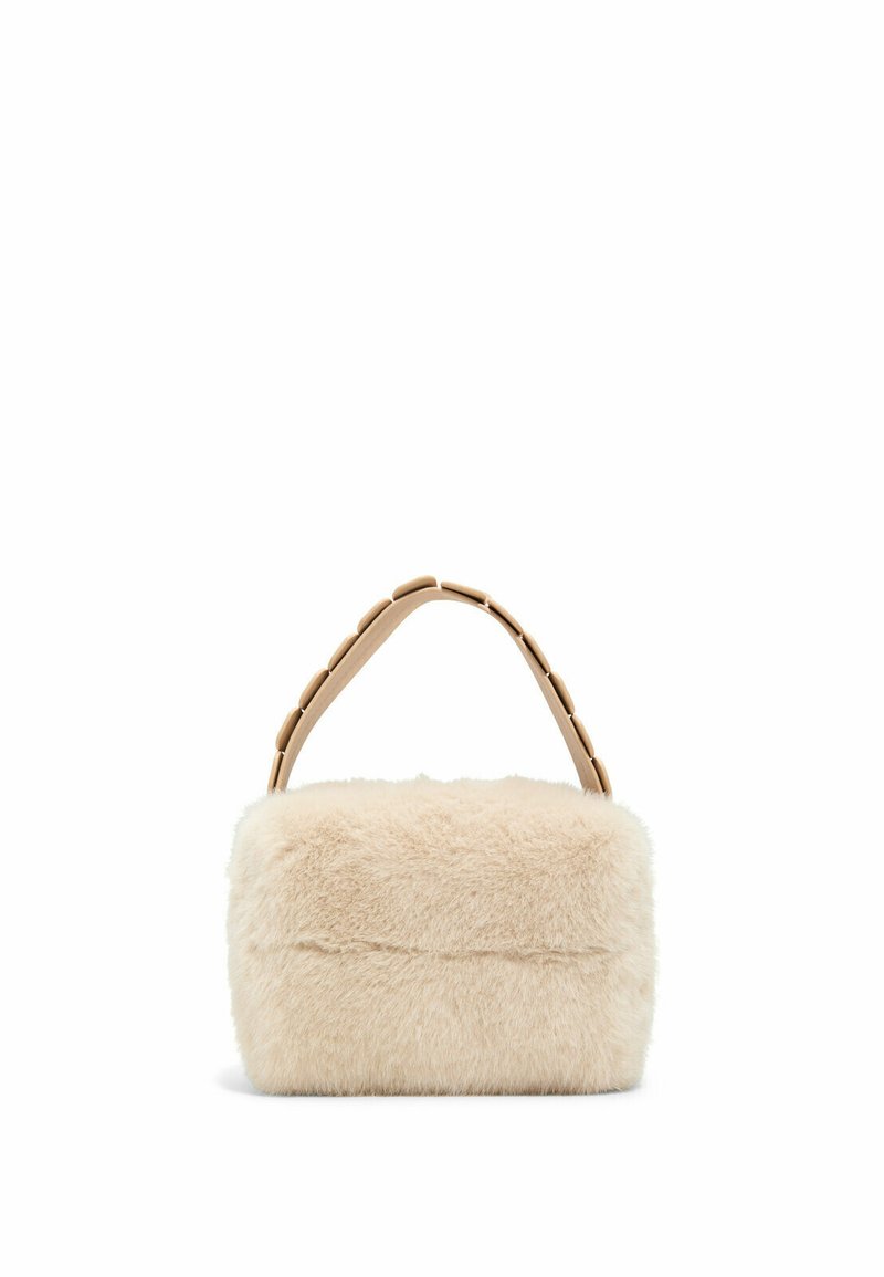 Beige väskor i fuskpäls med rektangulär form. Har en slät, texturerad yta och ett solid, böjd handtag med detaljer.