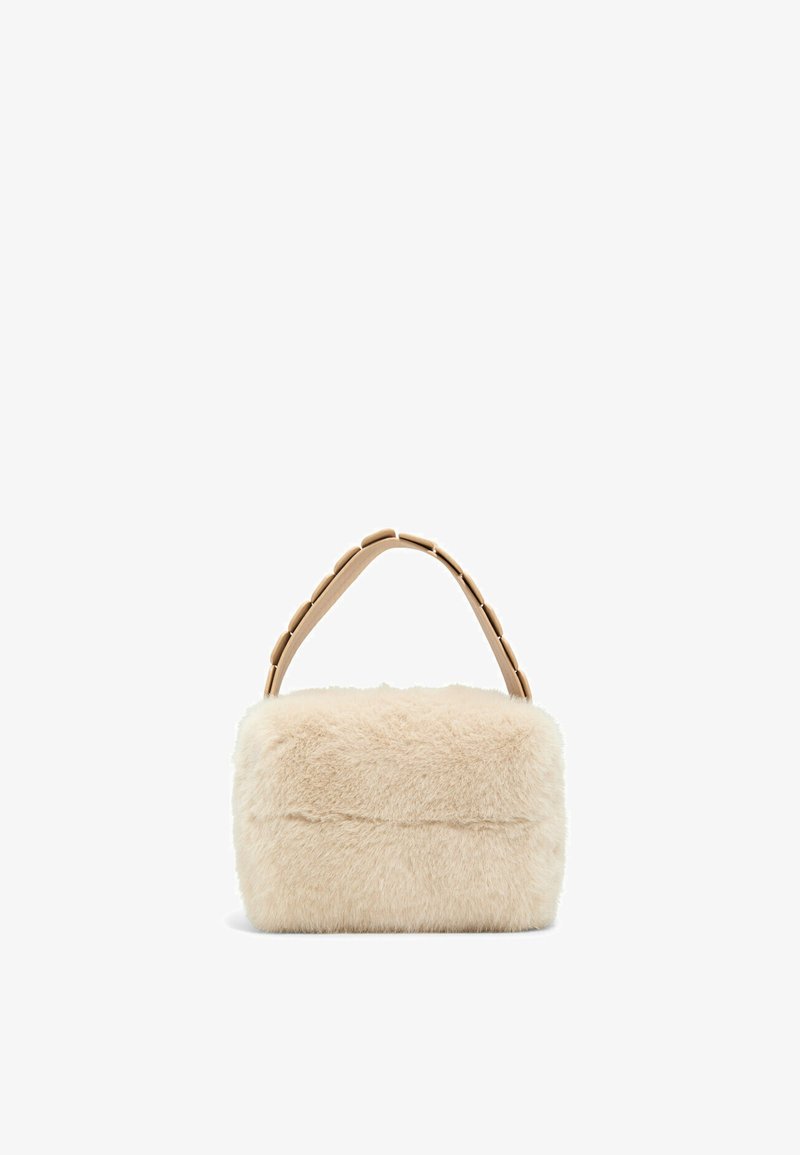 Beige väskor i fuskpäls med rektangulär form. Har en slät, texturerad yta och ett solid, böjd handtag med detaljer.