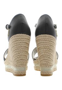 Sandali wedge in pelle nera con tacchi in corda intrecciata e cinturini alla caviglia, marchiati U.S. Polo Assn., visti da dietro.