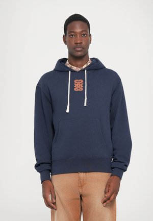 Felpa blu navy con tasca frontale, cordino regolabile e un'accoppiatura di tessuto con un motivo arancione sul collo. Maniche di lunghezza intera.