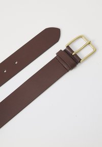 Cinturón de cuero marrón con forma plana, con una hebilla de metal dorado, cinco agujeros para ajuste y una textura suave.