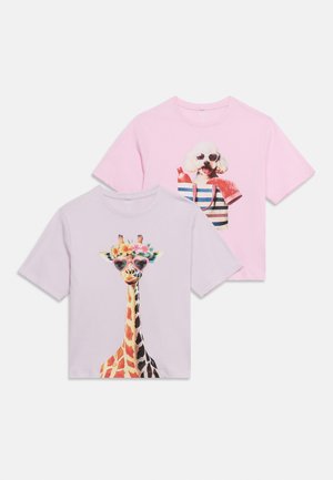 Δύο παστέλ μπλουζάκια με ζωικά σχέδια: καμηλοπάρδαλη που φορά γυαλιά ηλίου σε σχήμα καρδιάς και λουλούδια, και σκύλος με γυαλιά ηλίου και ριγέ τσάντα.