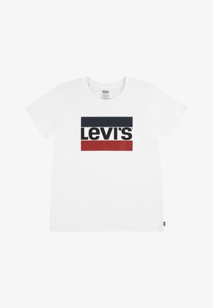 Camiseta de algodón blanca con un logo de Levi's impreso en el centro en negro, acompañado de franjas horizontales azules y rojas arriba y abajo. Cuello redondo clásico.