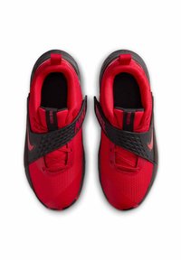 Niken lenkkarit, joissa kirkkaanpunainen verkkopäällinen, mustat yksityiskohdat ja leveä hihna sekä kuvioitu pohja, joka tarjoaa hyvän pidon.