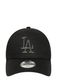 Cappellino da baseball nero con visiera curvata, caratterizzato da un logo "LA" testurizzato nero sul fronte e una cinghia regolabile sul retro.