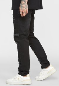 SIKSILK PATCH WORK DISTRESSED - Calças de ganga justas - washed black