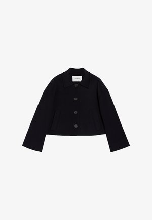 Czarna krótka kurtka z kołnierzem, zapięciem na guziki i dwiema przednimi kieszeniami. Wykonana z gładkiego, strukturalnego materiału.