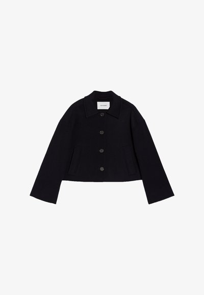 Czarna krótka kurtka z kołnierzem, zapięciem na guziki i dwiema przednimi kieszeniami. Wykonana z gładkiego, strukturalnego materiału.