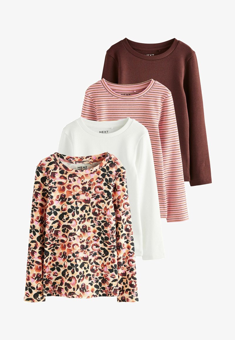Quatre hauts à manches longues côtelés imprimés léopard, blanc, rayures rose et marron, et marron foncé uni, disposés en pile superposée.