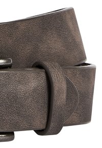 Leren riem in een gestructureerde, donkerbronzen kleur met een gladde zilverkleurige gesp en een geloope houder. Het ontwerp heeft een licht gebogen vorm.