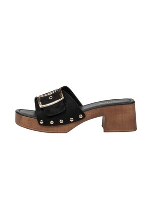 Zueco negro con punta abierta, tacón de bloque de madera, gran hebilla dorada y tachuelas decorativas doradas a lo largo de la correa lateral.