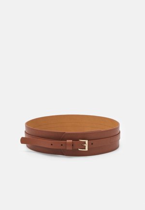 Bruine leren riem met een gladde afwerking, een goudkleurige metalen gesp en een slank, minimalistisch ontwerp met verstelbare gaten.